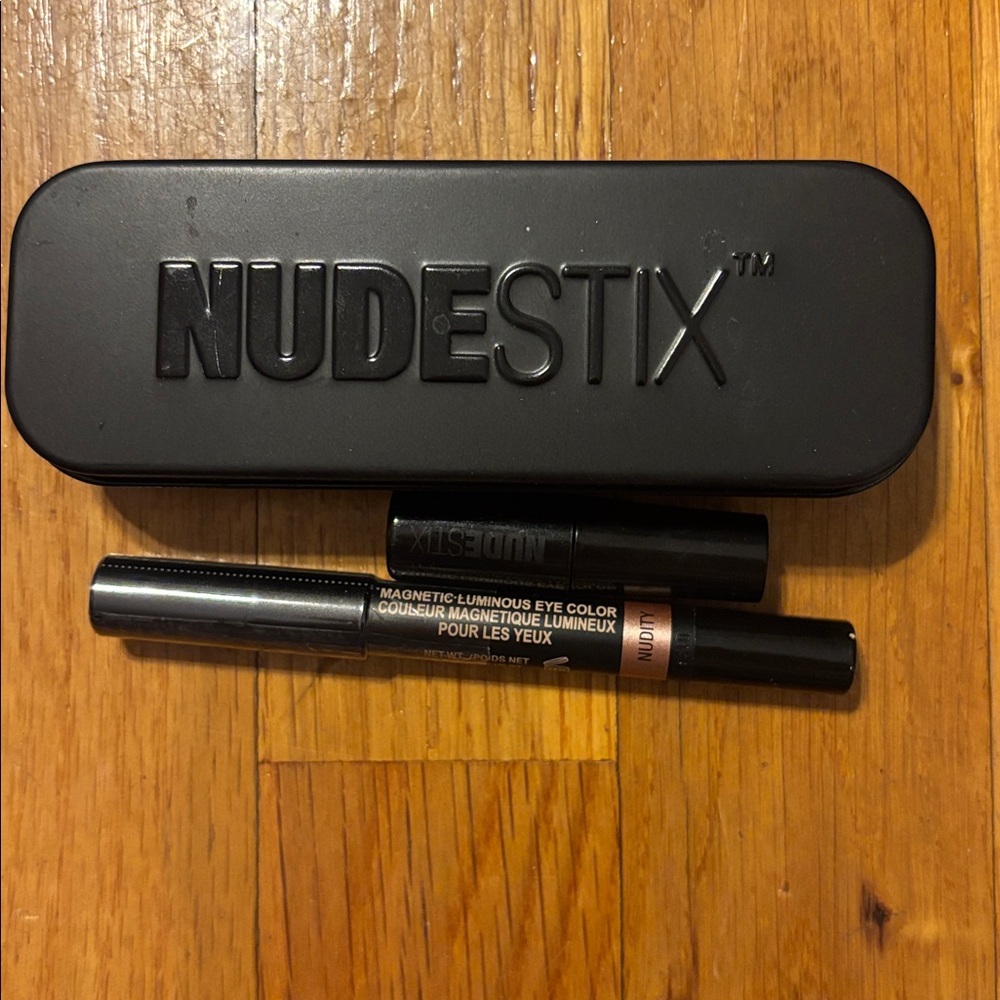 NUDESTIX Magnetic Luminous Eye Color in Shimmering Nudity with Black Case New